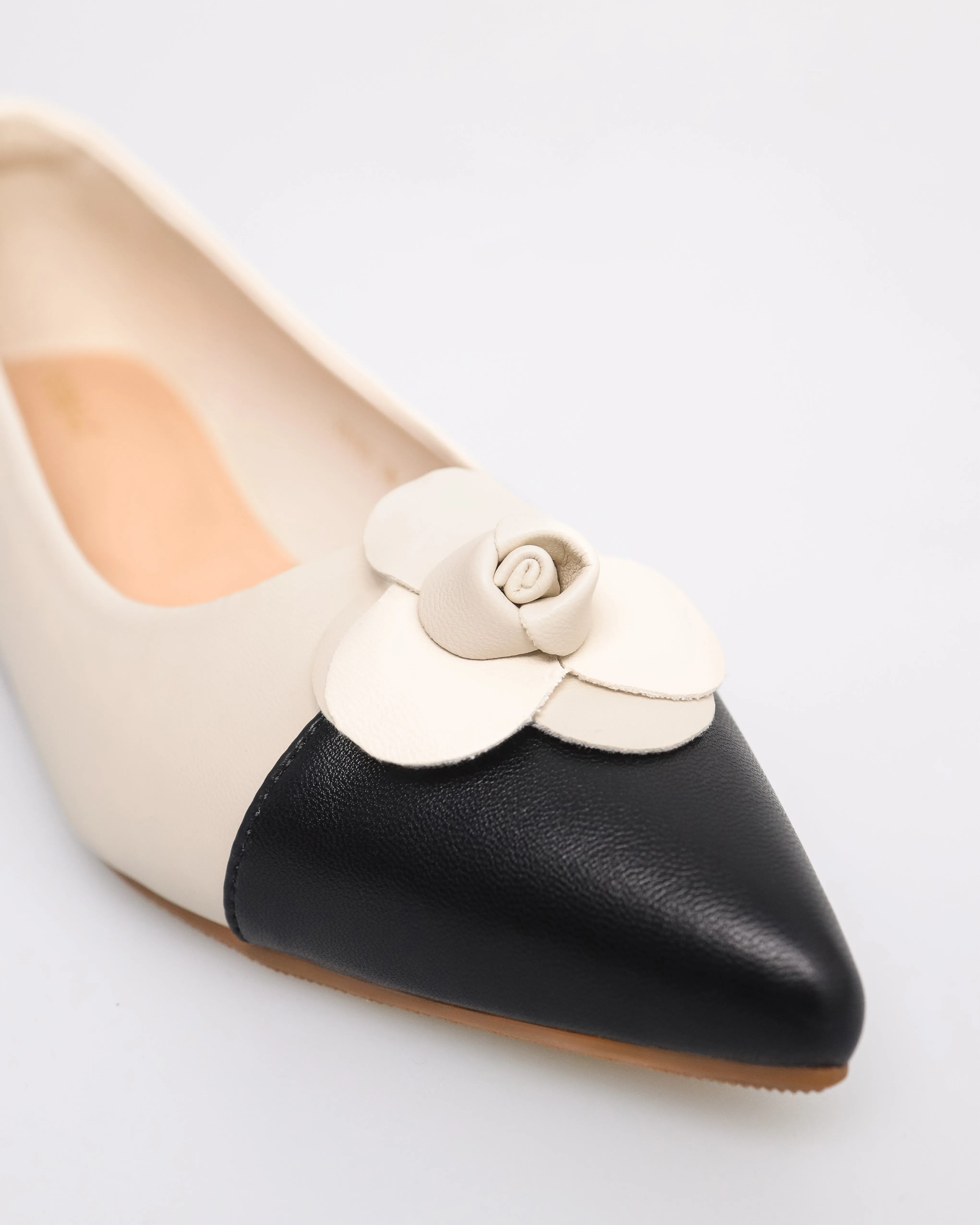 Tomaz YX183 Ladies Flower Bow Flats (Cream/Black)